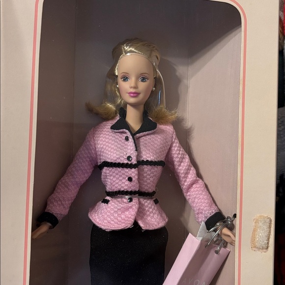 Avon Professional Barbie doll New in box! - Picture 2 of 8